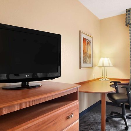 Hampton Inn Geneva Bagian luar foto