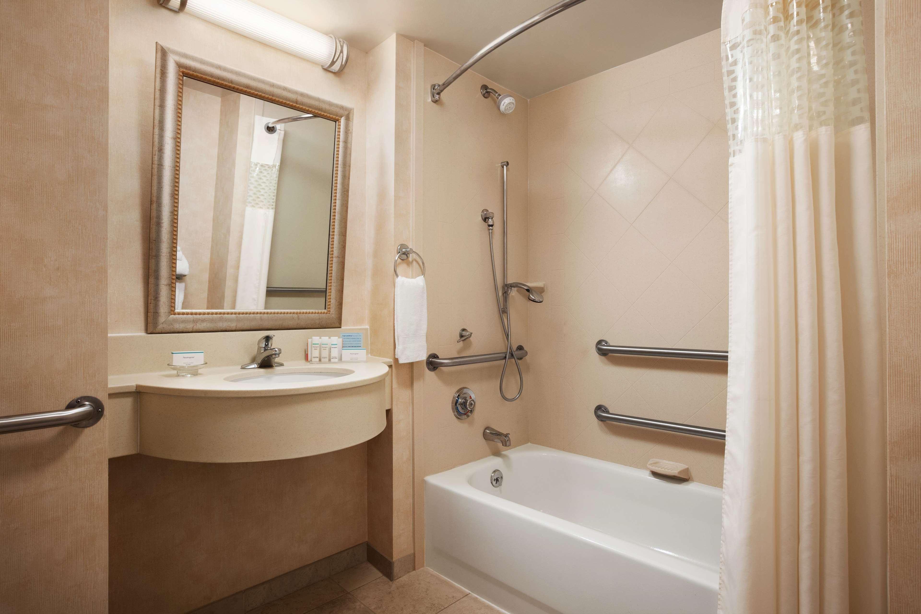 Hampton Inn Geneva Bagian luar foto