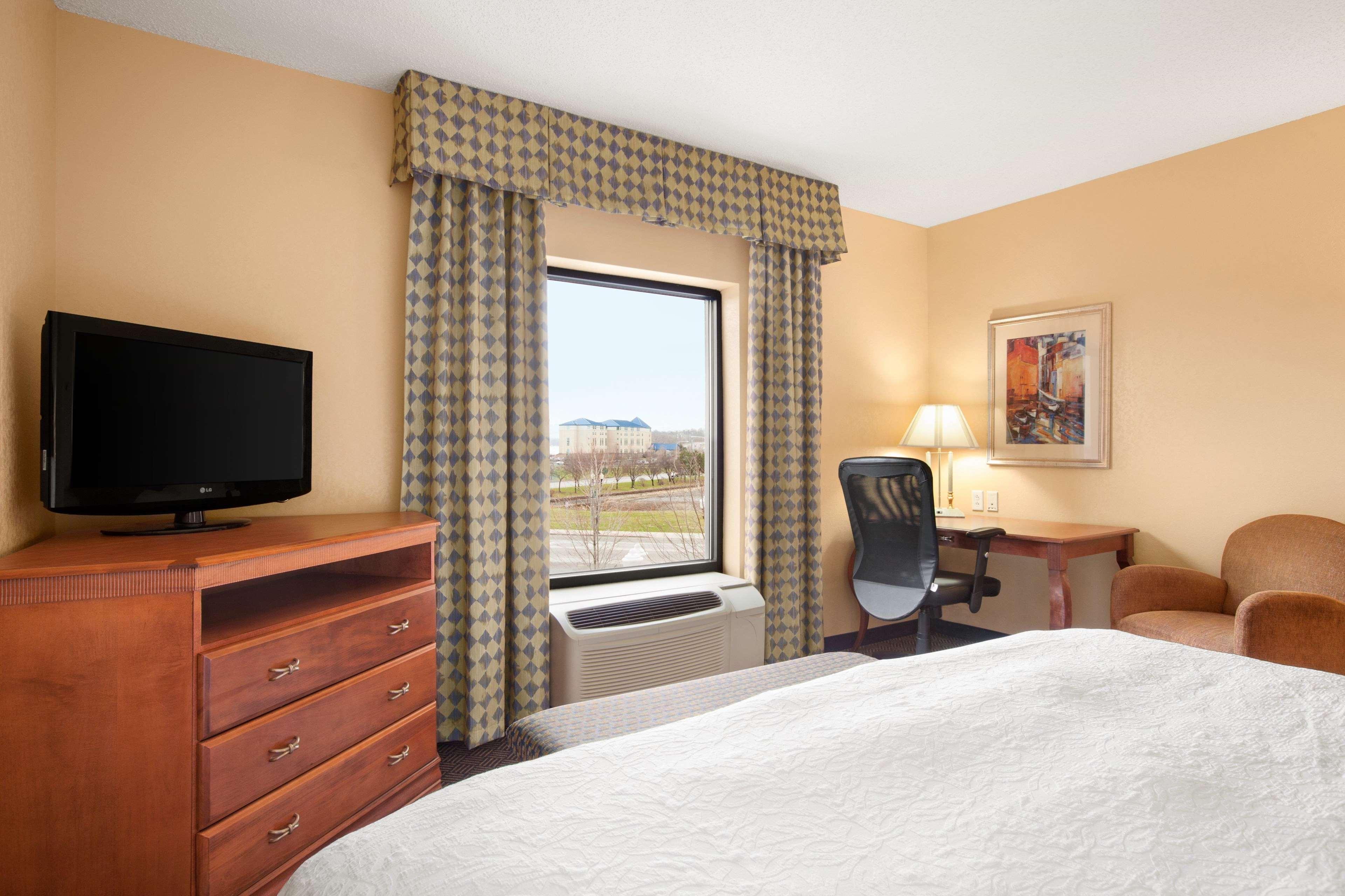 Hampton Inn Geneva Bagian luar foto