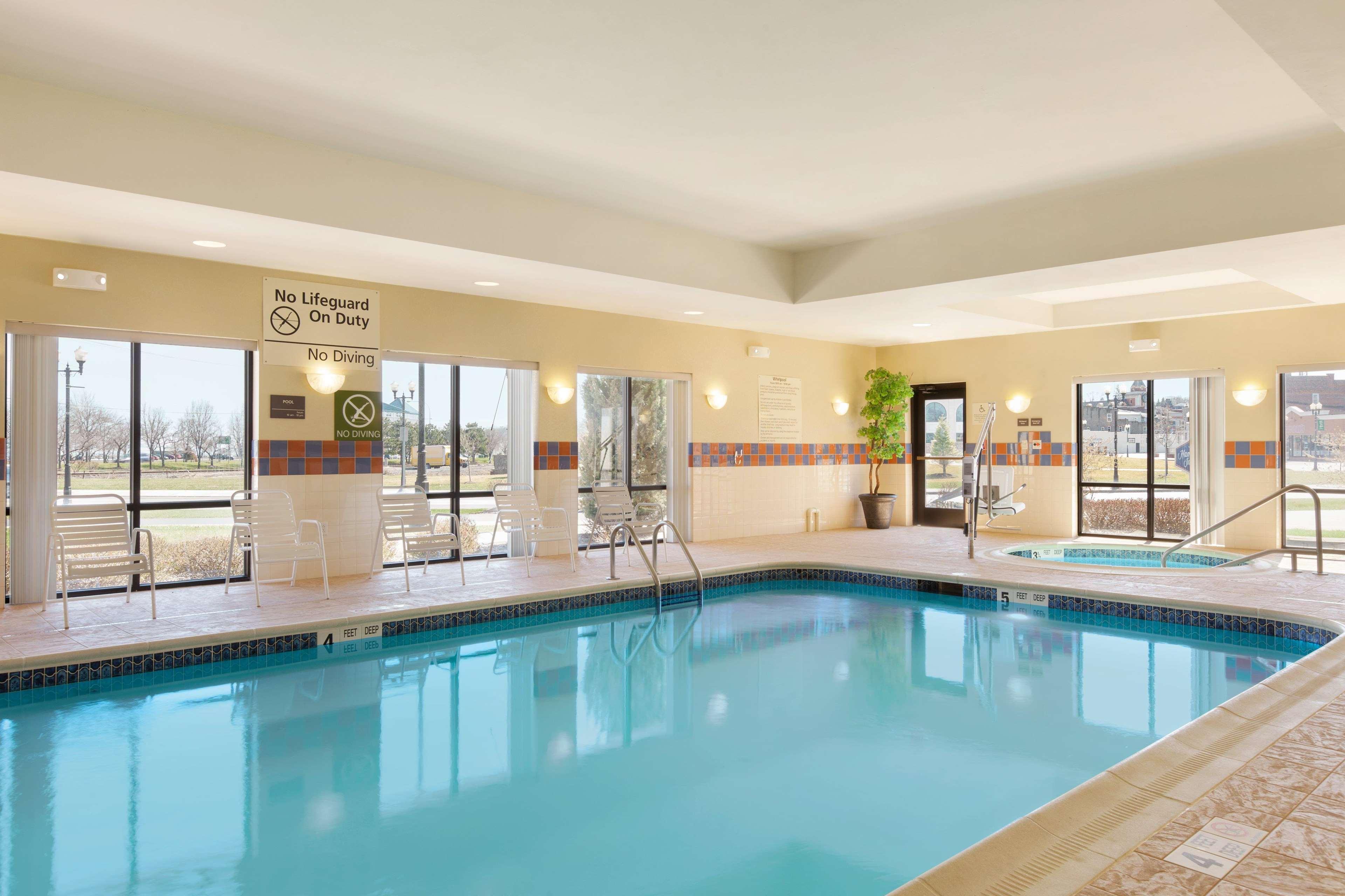 Hampton Inn Geneva Bagian luar foto