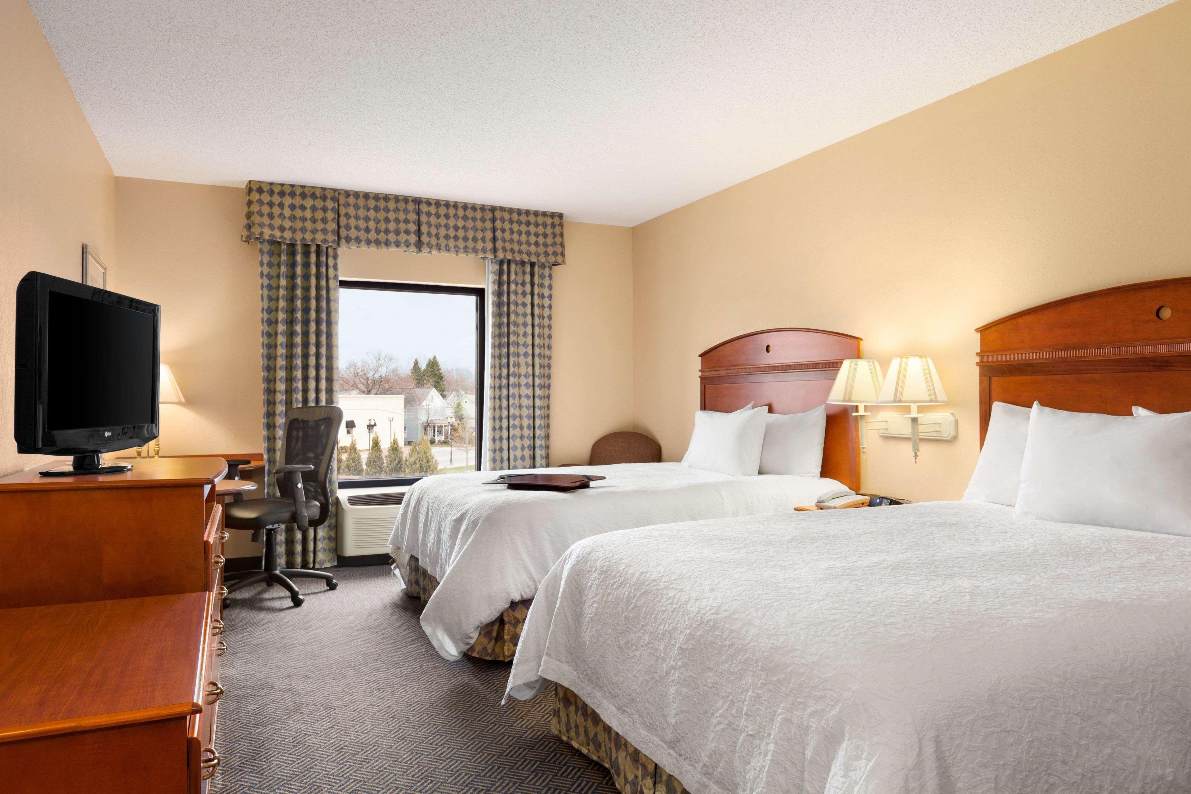 Hampton Inn Geneva Bagian luar foto