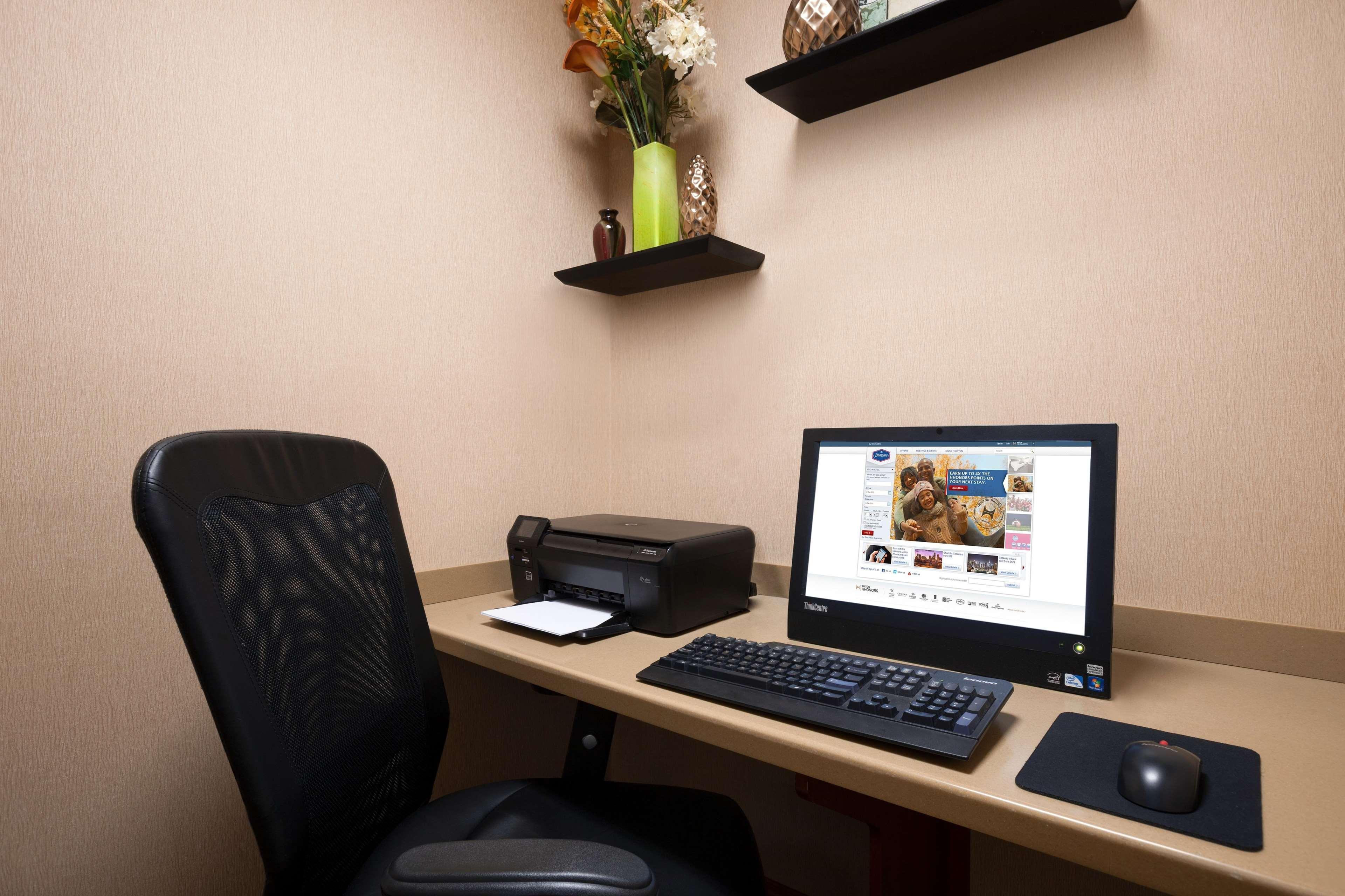 Hampton Inn Geneva Bagian luar foto