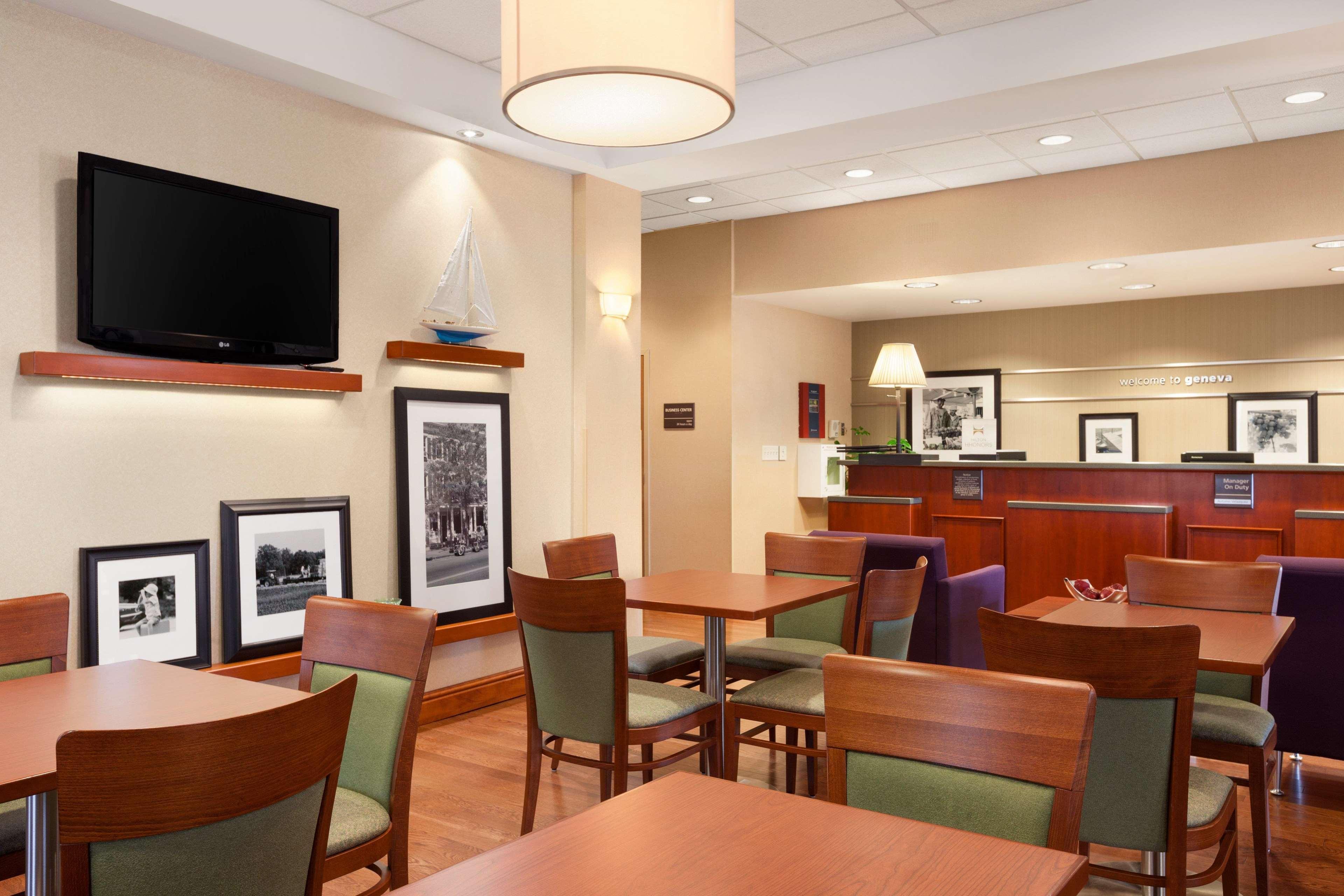 Hampton Inn Geneva Bagian luar foto