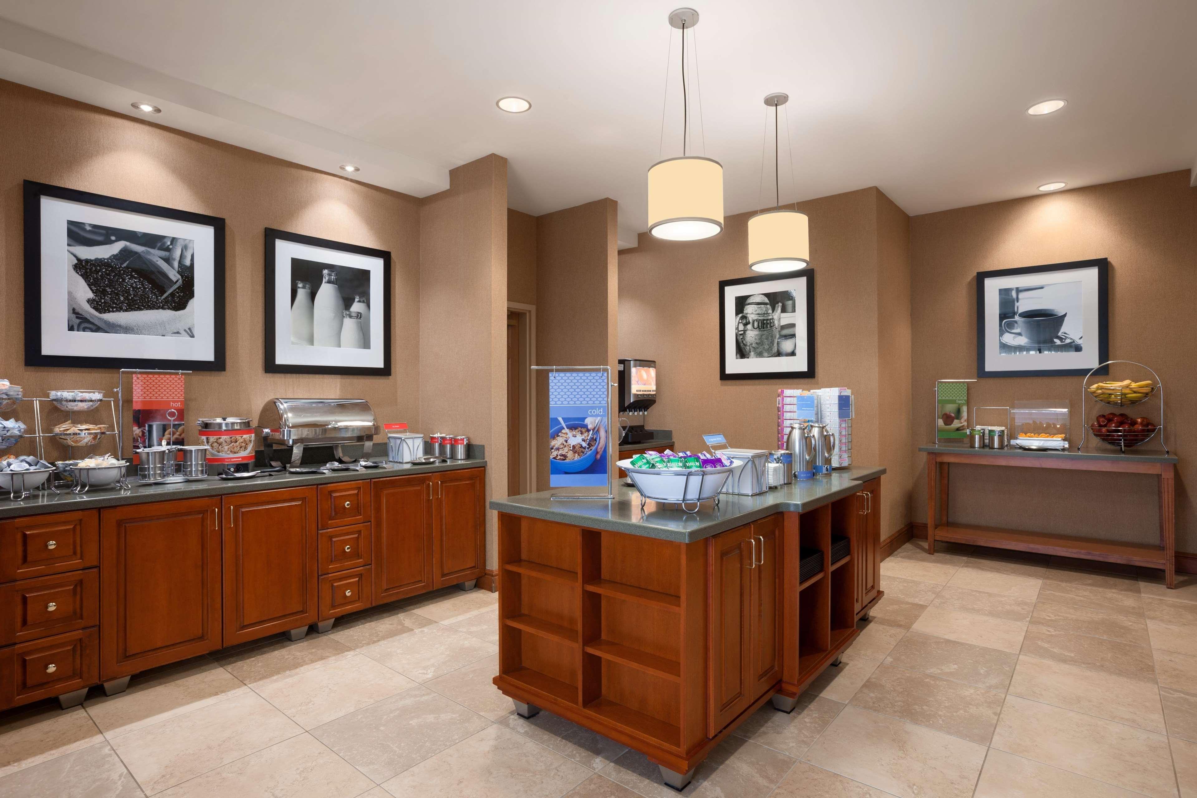 Hampton Inn Geneva Bagian luar foto