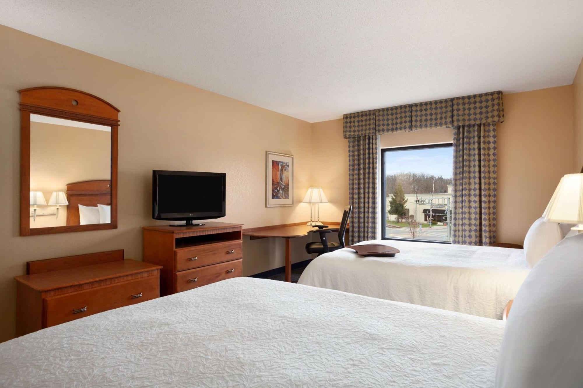 Hampton Inn Geneva Bagian luar foto