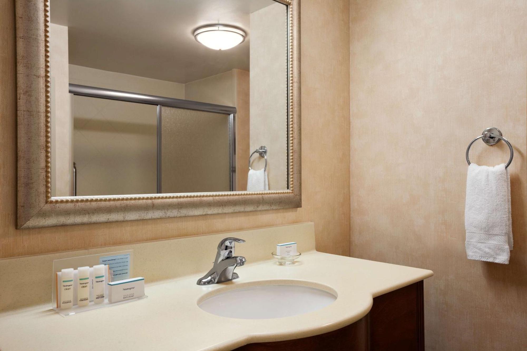 Hampton Inn Geneva Bagian luar foto